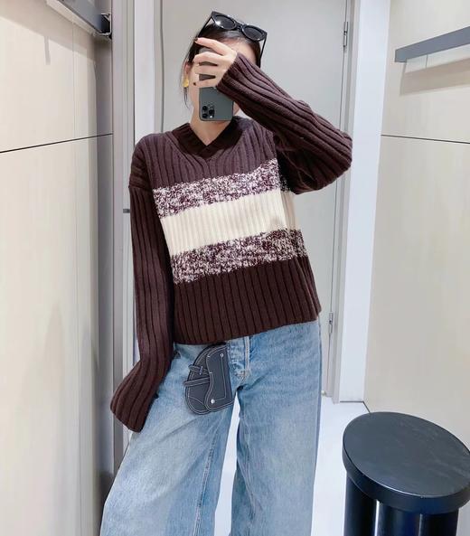 D120879复古气质拼色条纹小V领落肩宽松坑条加厚针织毛衣 商品图2
