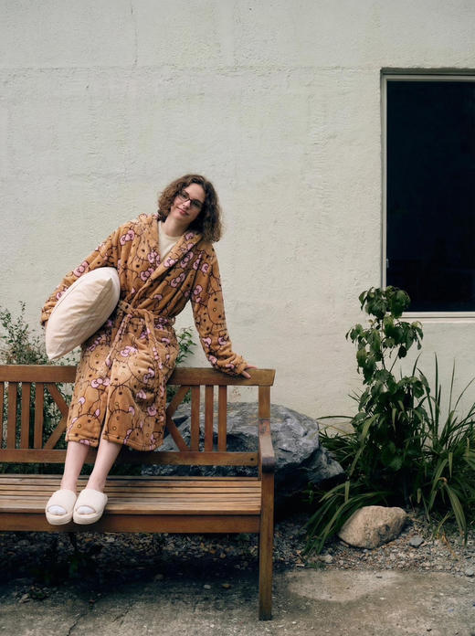 Hello Kitty法兰绒连帽睡袍 焦糖色双面绒慵懒廓形 居家办公 熬夜追剧随意一裹 暖绒绒 行走的云朵被 商品图3