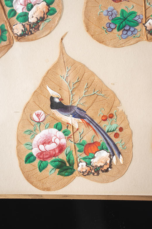 【已售】独角鹿西洋古董19世纪中国清代出品鎏金精雕外框装裱菩提叶彩绘工笔画五件套《花鸟果实》 商品图6