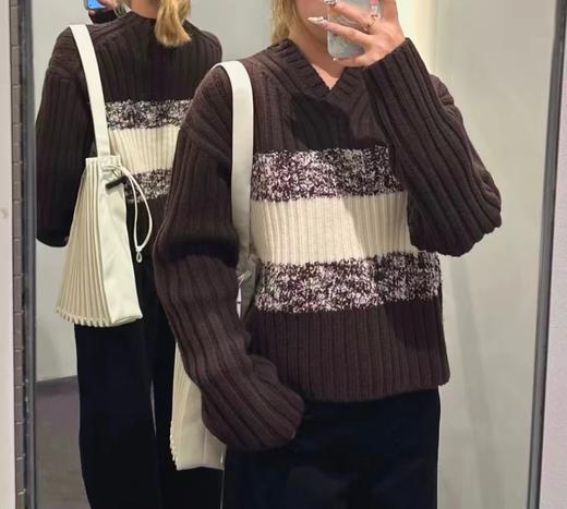 D120879复古气质拼色条纹小V领落肩宽松坑条加厚针织毛衣 商品图4