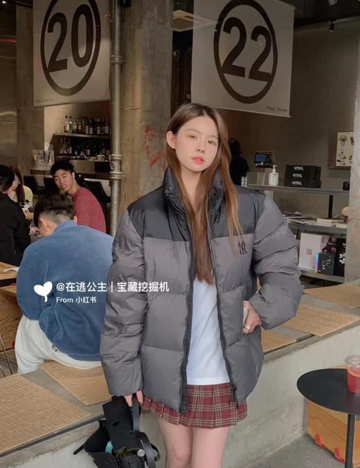 D120865刺绣小logo图案宽松拉链长袖几何图案灰黑拼色立领羽绒服 商品图11