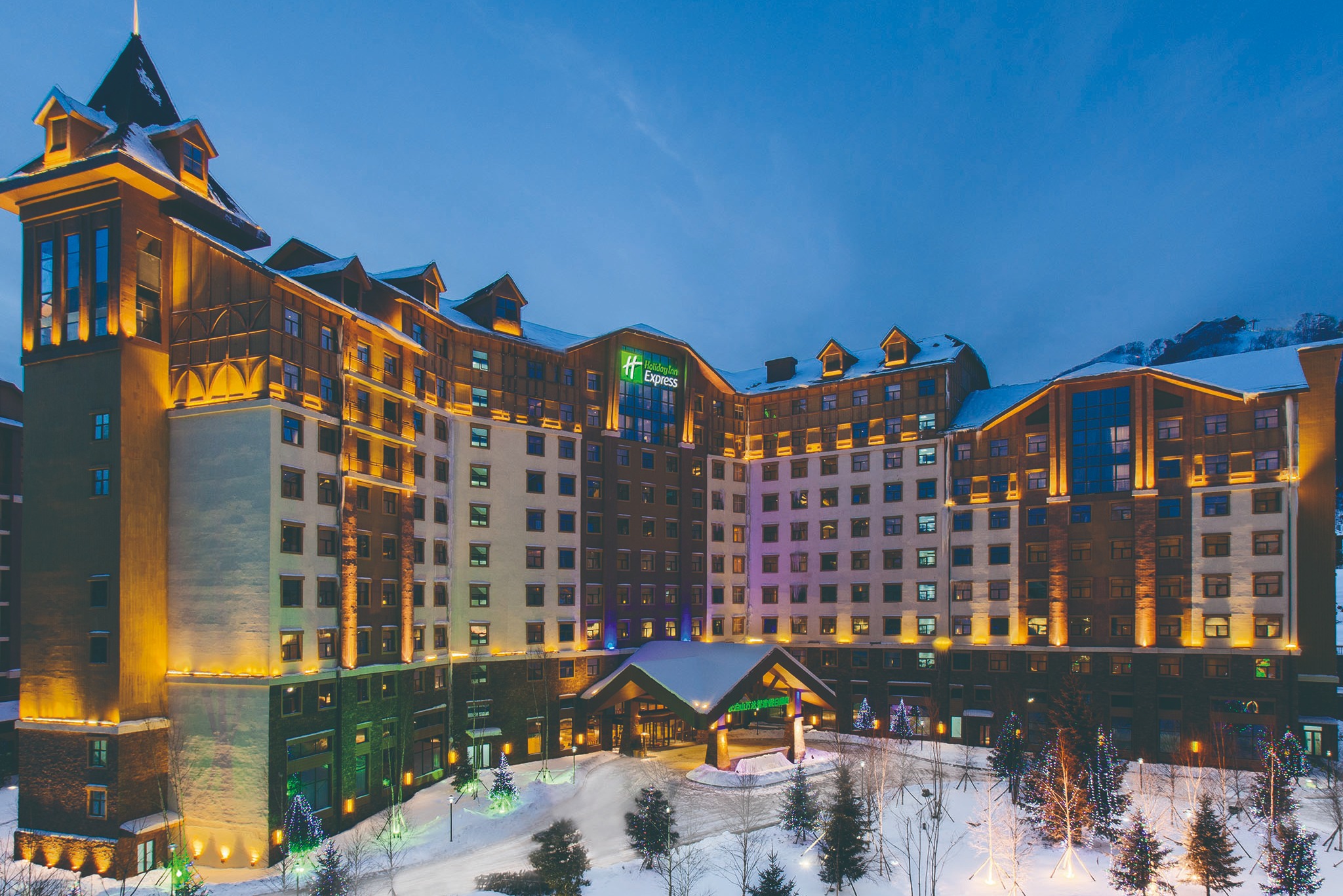 长白山万达智选假日酒店丨三晚套餐·含雪地摩托+冰雪漂流+万达滑雪门票+汉拿山温泉