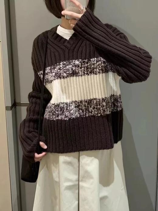 D120879复古气质拼色条纹小V领落肩宽松坑条加厚针织毛衣 商品图3