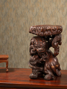 清	红木整挖瑞兽衔灵芝器座