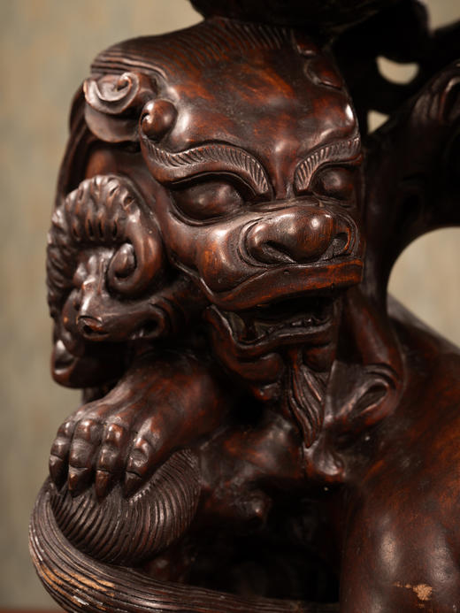 清	红木整挖瑞兽衔灵芝器座 商品图3