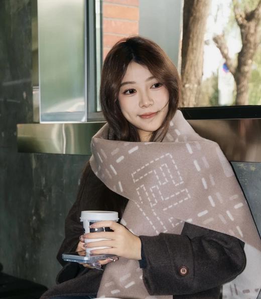 福利款   FF虚线双面提花围巾   重磅 手感超好   双面异色羊毛围巾  自带清冷贵气 商品图0