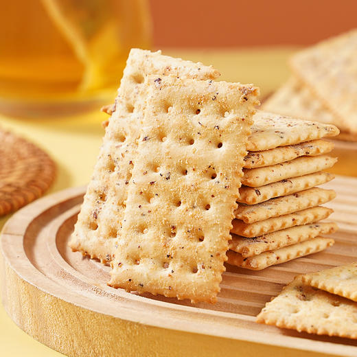 黑松露火腿苏打饼干 ， 入口就是黑松露的香，咸香酥脆，营养饱腹轻负担！ 商品图4