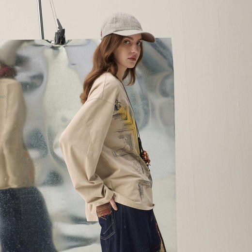 谜底复古印花T恤长袖2026春季新品蜡染柔软松弛微落肩女261MT0001 商品图1