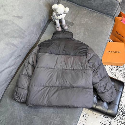 D120865刺绣小logo图案宽松拉链长袖几何图案灰黑拼色立领羽绒服 商品图3