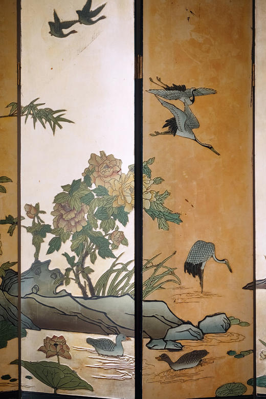 独角鹿西洋古董 20世纪中国出品湖畔仙鹤主题金地款彩雕漆六曲屏风 商品图7