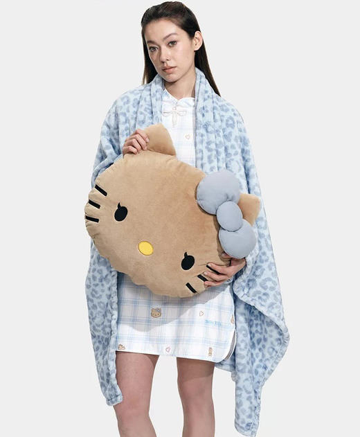 抱枕盖毯二合一！野兽家×Hello kitty联名法兰绒多功毯抱枕毯 居家办公室披肩午睡毯车载玩偶 圣诞新年礼物 商品图1