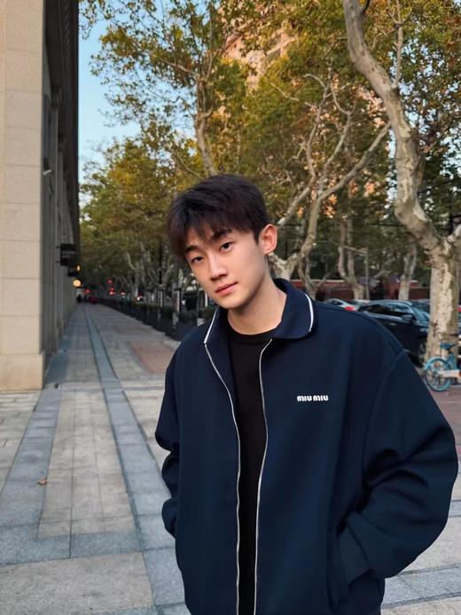 D120803珠地徽标字母Logo刺绣海军蓝夹克外套 商品图10