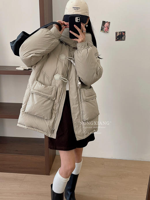 高颜值又保暖【卉遇&中长款木头扣羽绒服HY-26】90白鸭绒填充  商品图5