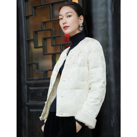 「自」全新升级【铂金会员569/天猫769/差价200】(10107)洛诗琳新中式风短款羽绒服2025冬季重工刺绣国风保暖短外套 商品图2