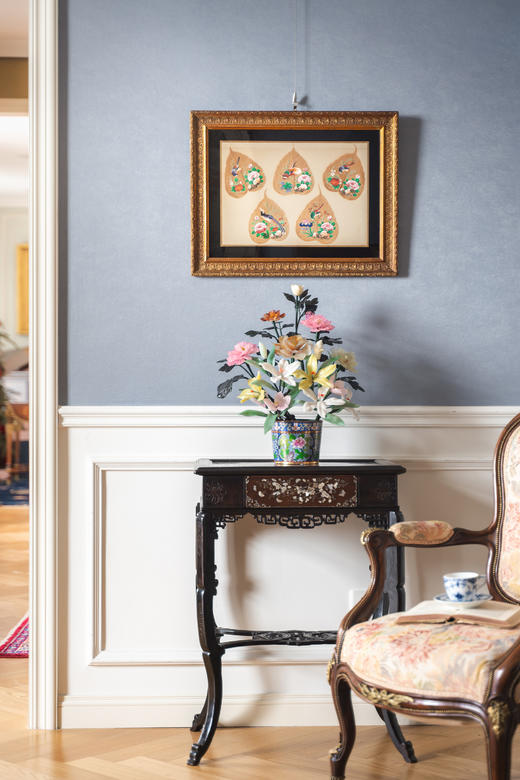 【已售】独角鹿西洋古董19世纪中国清代出品鎏金精雕外框装裱菩提叶彩绘工笔画五件套《花鸟果实》 商品图0