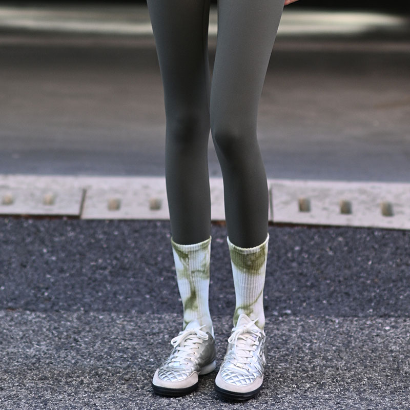 【秋冬时尚叠穿单品】中筒瑜伽袜女时尚潮流百搭条纹学院风袜子 点胶防滑袜底跳操运动袜子