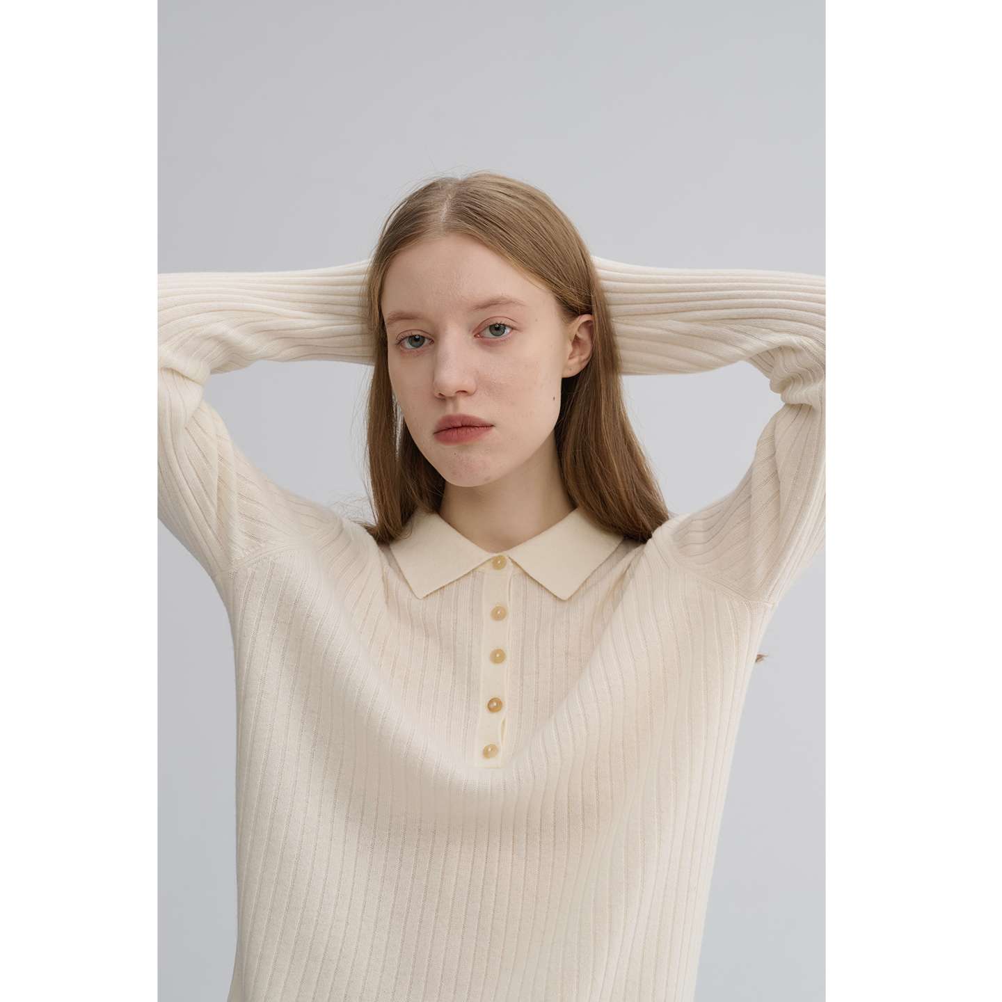 MAISON CECILE 奶白羊毛软糯坑条纹肌理优雅polo领牛角扣针织上衣