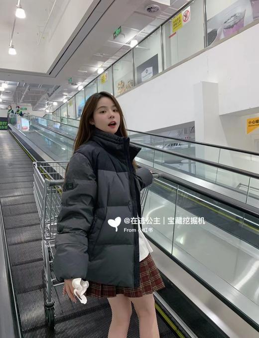 D120865刺绣小logo图案宽松拉链长袖几何图案灰黑拼色立领羽绒服 商品图6