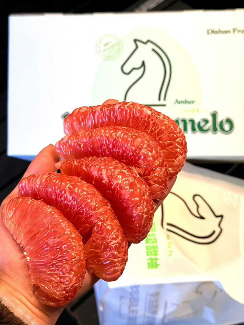 正宗马家柚，有机肥种植，厚厚的外衣保护下，水份更充足，一口爆汁。将糖分锁住，口感清甜，果肉细嫩水润，经络几乎没有。