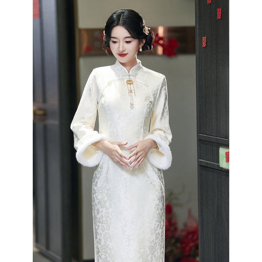 高级感加绒复古年轻款白色订婚旗袍连衣裙LSB4177 商品图3