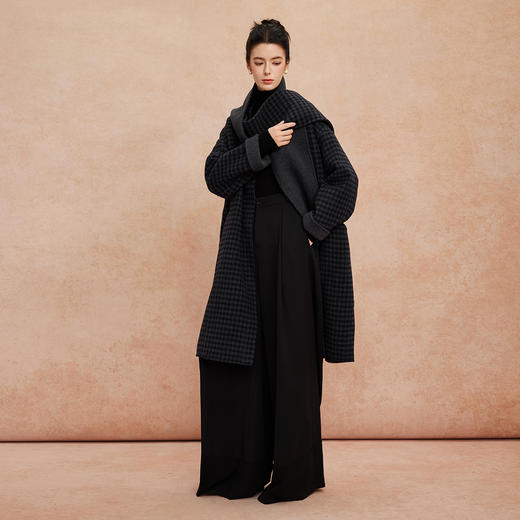 QH967斯尔丽25新款松弛感廓形显瘦OVERSIZE时尚V领配围巾中长大衣 商品图3