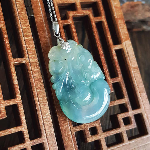 【天然正品】A货翡翠AU750白金镶天然糯冰种飘蓝花福贝翡翠吊坠项链42.8*22.7*5.9MM （皆取最大值）女士 021225NJM14特价：780 商品图8
