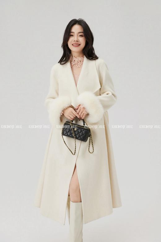 【门店同款】ENJOY冬季“暖冬软糖”翻领狐狸毛袖大衣 167948101 商品图9
