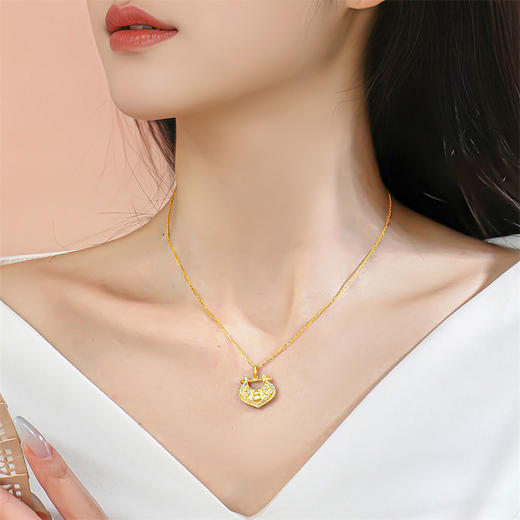 【新品首发】如意锁吊坠 双面佩戴18k金合成立方氧化锆葫芦挂坠MEMORA诗普琳KP225701（线上专供） 商品图2