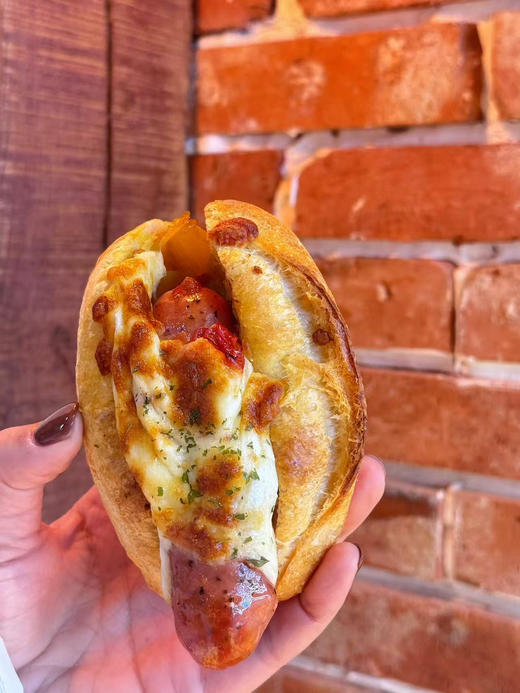 【乡村咖喱芝士香肠包】
浓郁咖喱香裹着拉丝芝士，还藏着Q弹香肠，咸香过瘾超解馋～
 商品图2