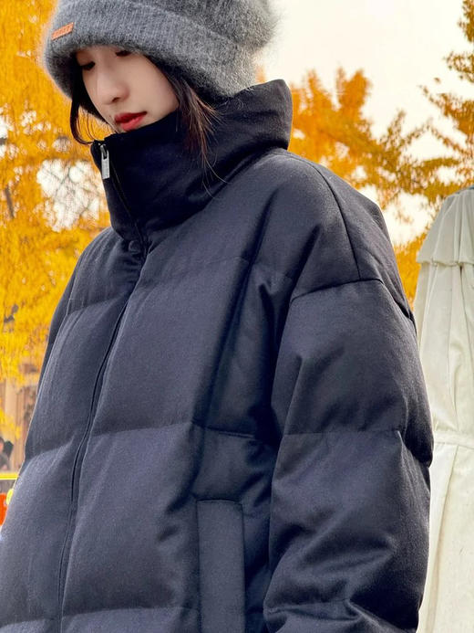 简约立领设计短版鹅绒服 丝驼绒羽绒服 充绒饱满 骆驼绒与桑蚕丝混纺织造面料 90鹅绒填充 落肩廓形 下摆可调节抽绳 商品图3
