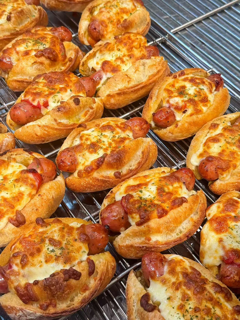 【乡村咖喱芝士香肠包】
浓郁咖喱香裹着拉丝芝士，还藏着Q弹香肠，咸香过瘾超解馋～