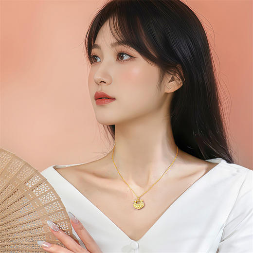 【新品首发】如意锁吊坠 双面佩戴18k金合成立方氧化锆葫芦挂坠MEMORA诗普琳KP225701（线上专供） 商品图1