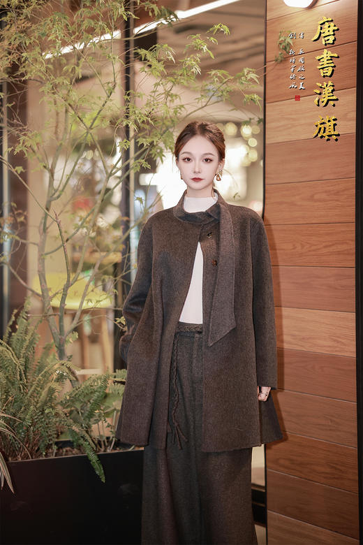 【冷调绒束（羊绒+羊毛）】80%羊毛+20%羊绒软糯垂顺不压身，抗皱性拉满，秋冬穿自带时尚个性，中式立领显脖颈修长 商品图4