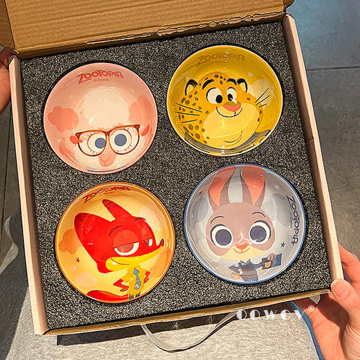 【迪士尼疯狂动物城餐具礼盒】碗身绘有兔朱迪、狐尼克等超人气角色，活泼可爱，让吃饭变成一场视觉与味觉的双重享受-SKSM 商品图4