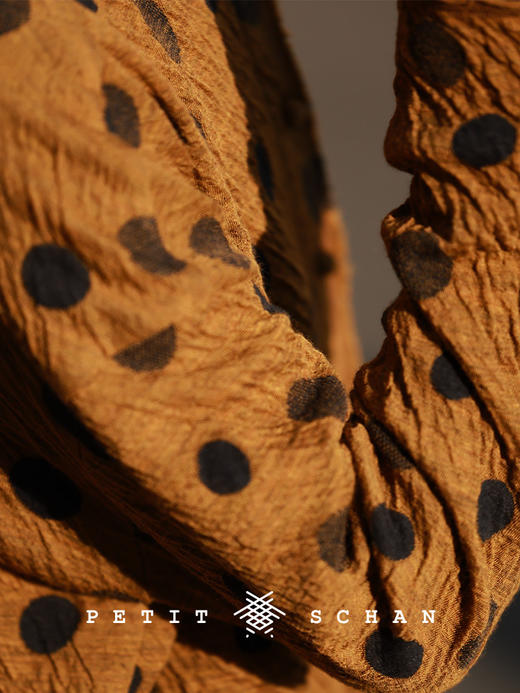 PETIT SCHAN小闪 CLO#989 A buoyant balloon 轻气球 进口羊毛棉波点提花立领翻领两穿开衫衬衫 商品图4