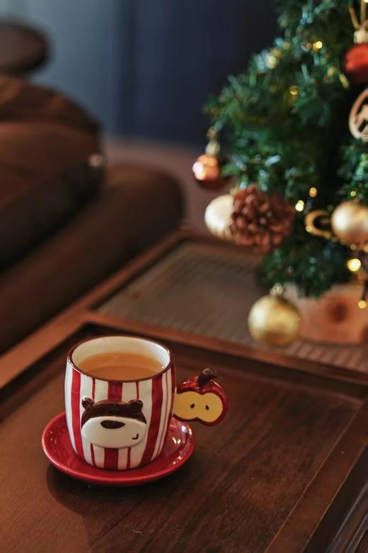 【圣诞小熊杯碟】釉下彩手绘+3D浮雕的苹果熊治愈杯碟，连苹果籽都闪着釉光WD 商品图3