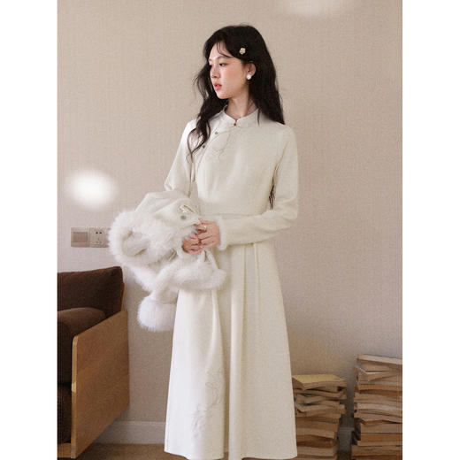 鹿向南「花影云栖」新中式国风针织长袖连衣裙女秋冬收腰杏色长裙 商品图4