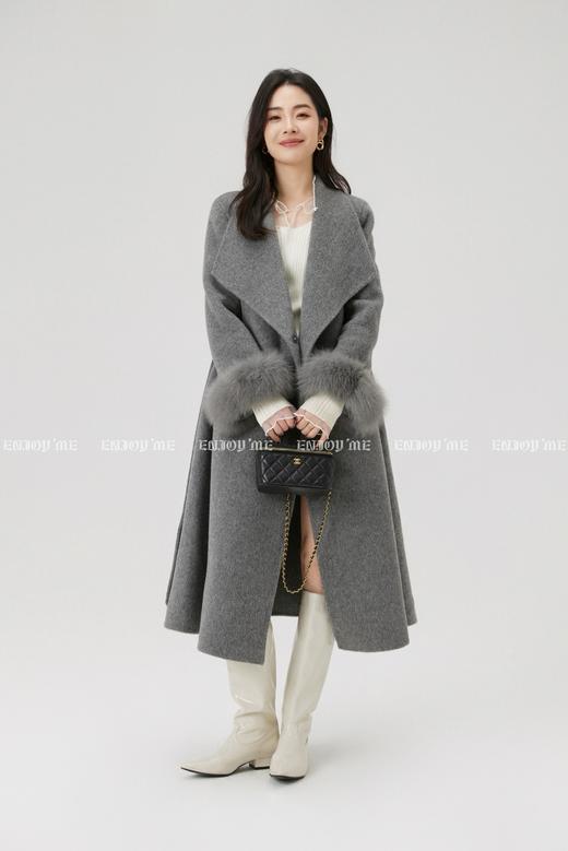 【门店同款】ENJOY冬季“暖冬软糖”翻领狐狸毛袖大衣 167948101 商品图4