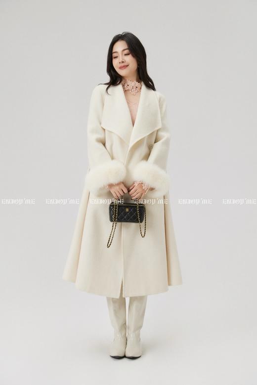 【门店同款】ENJOY冬季“暖冬软糖”翻领狐狸毛袖大衣 167948101 商品图8