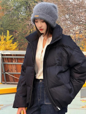 简约立领设计短版鹅绒服 丝驼绒羽绒服 充绒饱满 骆驼绒与桑蚕丝混纺织造面料 90鹅绒填充 落肩廓形 下摆可调节抽绳