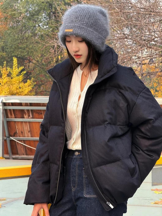 简约立领设计短版鹅绒服 丝驼绒羽绒服 充绒饱满 骆驼绒与桑蚕丝混纺织造面料 90鹅绒填充 落肩廓形 下摆可调节抽绳 商品图0