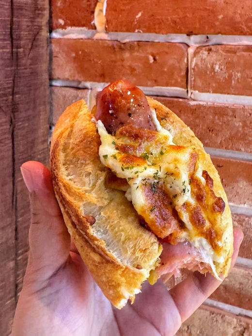 【乡村咖喱芝士香肠包】
浓郁咖喱香裹着拉丝芝士，还藏着Q弹香肠，咸香过瘾超解馋～
 商品图1