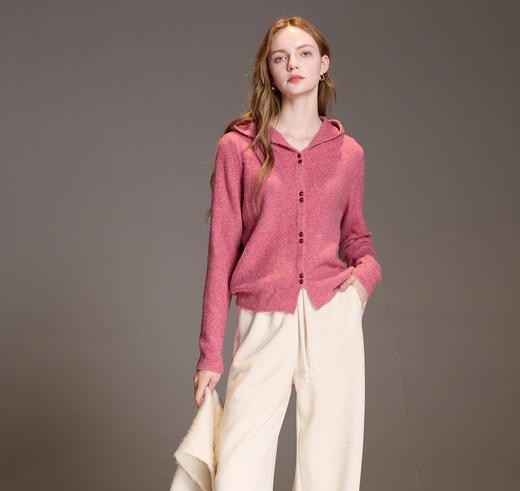 【CosAcosB 显白树莓粉连帽双扣羊毛开衫-JS3699123】显白色系 材质舒适亲肤 商品图4