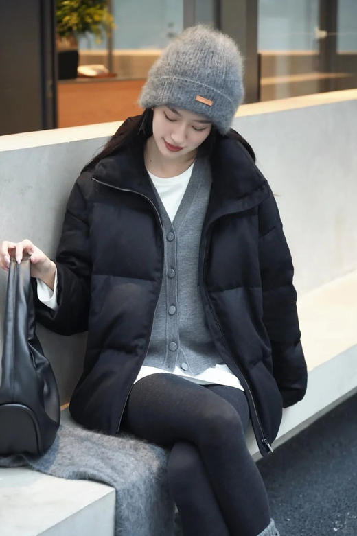 简约立领设计短版鹅绒服 丝驼绒羽绒服 充绒饱满 骆驼绒与桑蚕丝混纺织造面料 90鹅绒填充 落肩廓形 下摆可调节抽绳 商品图6