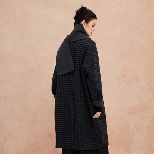 QH967斯尔丽25新款松弛感廓形显瘦OVERSIZE时尚V领配围巾中长大衣 商品图1