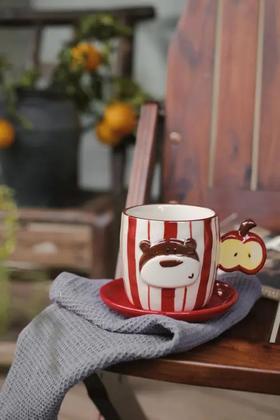 【圣诞小熊杯碟】釉下彩手绘+3D浮雕的苹果熊治愈杯碟，连苹果籽都闪着釉光WD