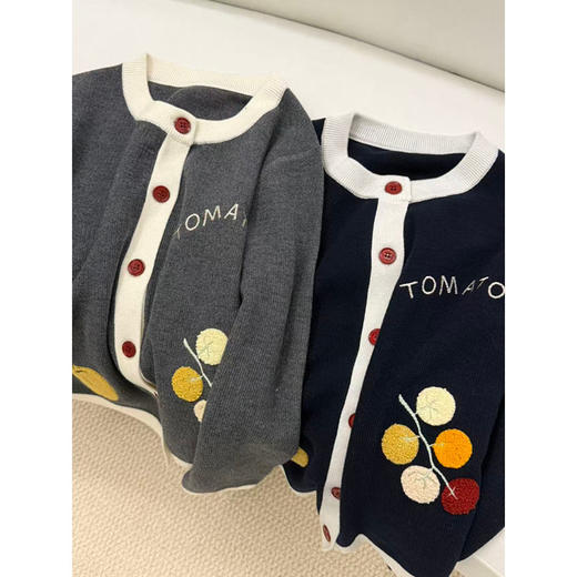 「高货rp」全新升级【铂金会员293/天猫399/差价106】(03407)洛诗琳羊毛混纺水果刺绣针织开衫2025冬季撞色毛衣外套 商品图2