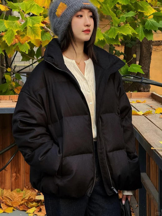 简约立领设计短版鹅绒服 丝驼绒羽绒服 充绒饱满 骆驼绒与桑蚕丝混纺织造面料 90鹅绒填充 落肩廓形 下摆可调节抽绳 商品图2