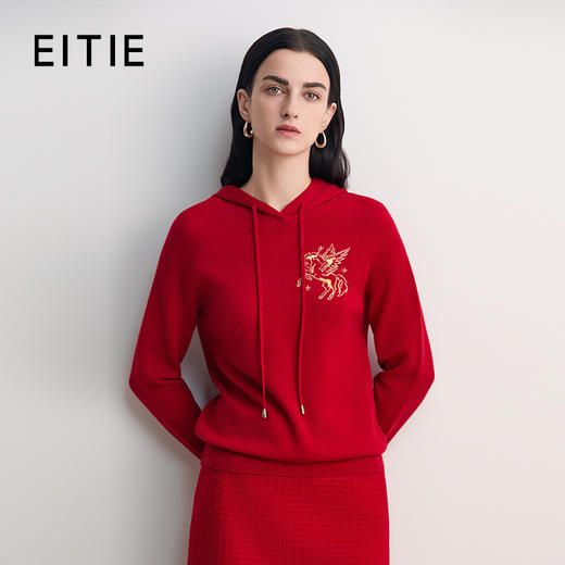 EITIE爱特爱胸前提花生肖图案时尚减龄连帽针织衫8501201 商品图0