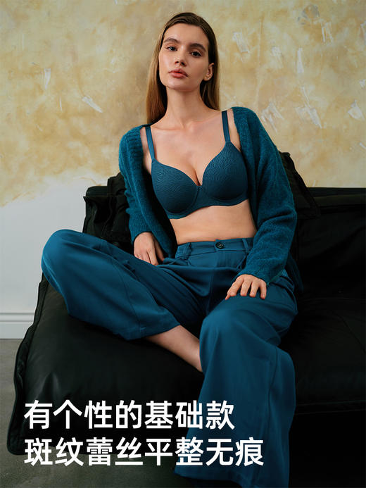 遐内衣女小青提杯秋冬时尚新光面无痕防下垂微聚拢大胸显小文胸 商品图2